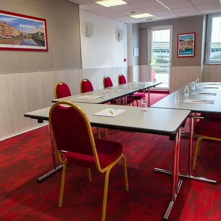 酒店 巴约讷宜必思尚品酒店 3*