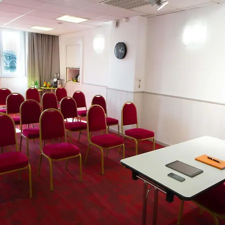 巴约讷宜必思尚品酒店 酒店