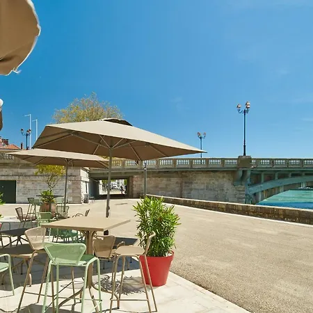 巴约讷宜必思尚品酒店 酒店