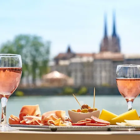 巴约讷宜必思尚品酒店