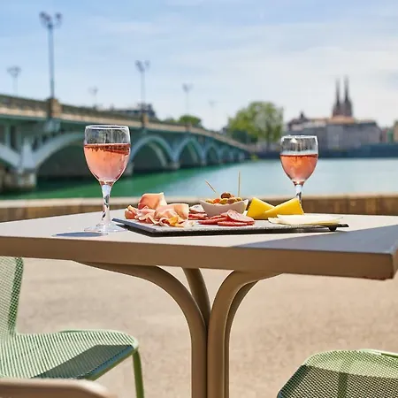 巴约讷宜必思尚品酒店 3*